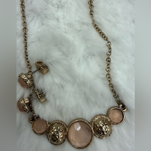 Vintage Avon Gold Tone light peachy pink Necklace & Earrings Set Signed SAQ - Picture 9 of 10